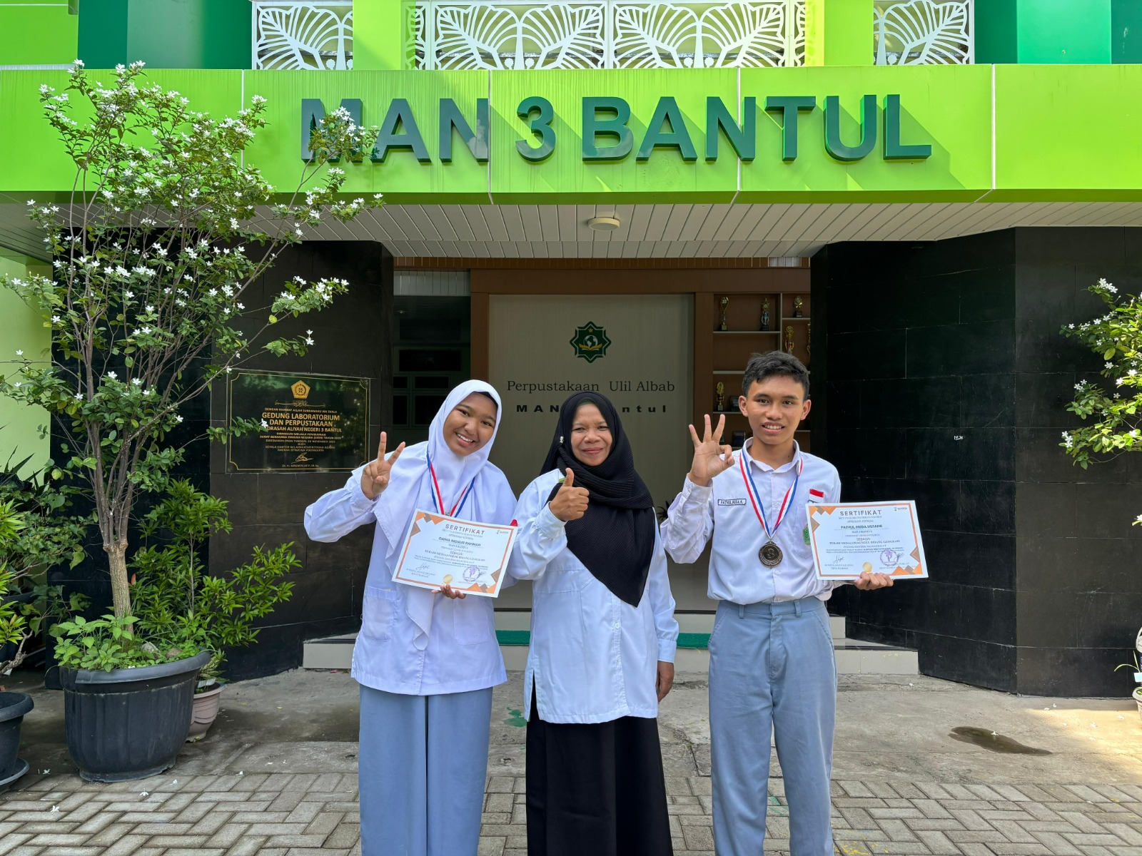 Siswa dan guru pembimbing MAN 3 Bantul berpose setelah menggondol dua medali Olimpiade Prestasi Nasional bidang geografi tingkat SMA/SMK/MA tahun 2025