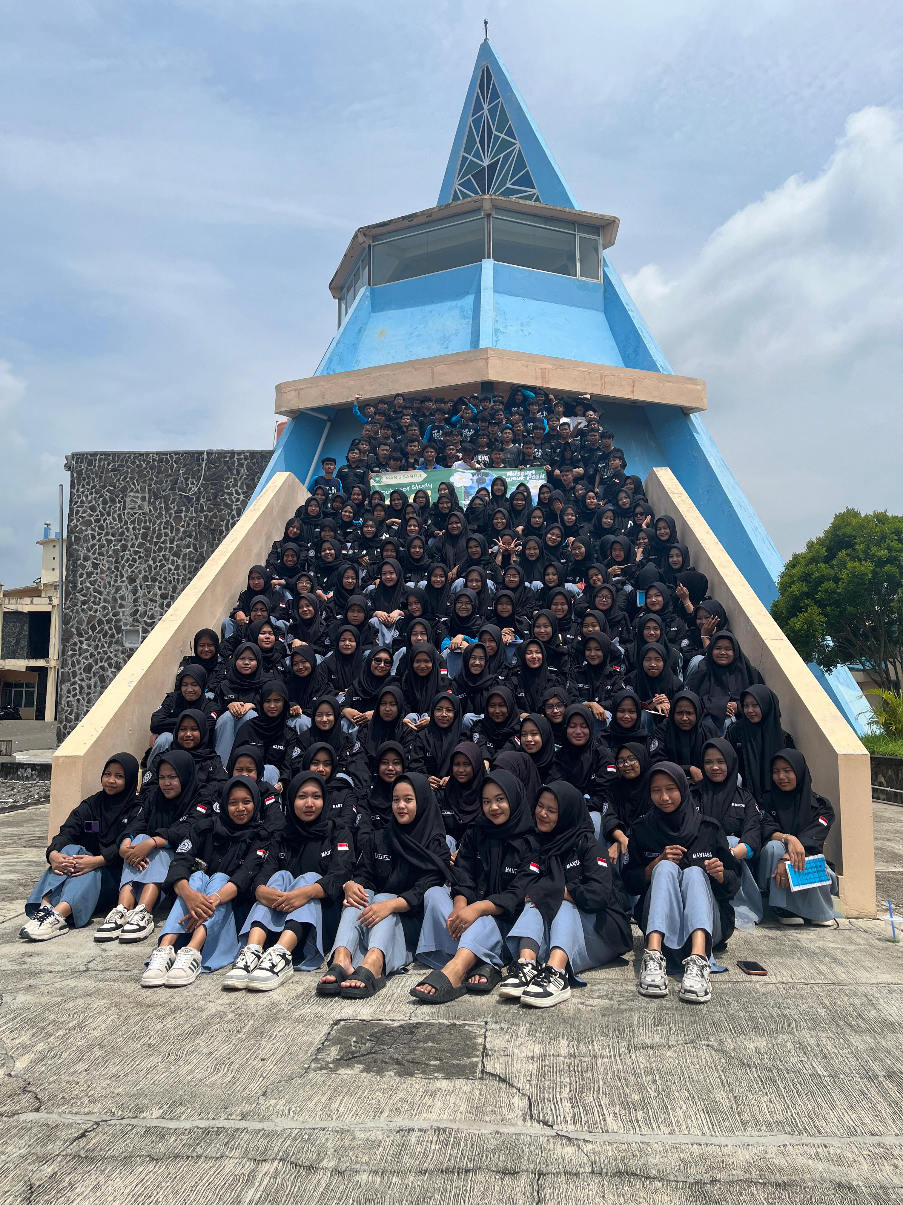 Outdoor study kelas X MAN 3 Bantul ke Geomaritime Science Park