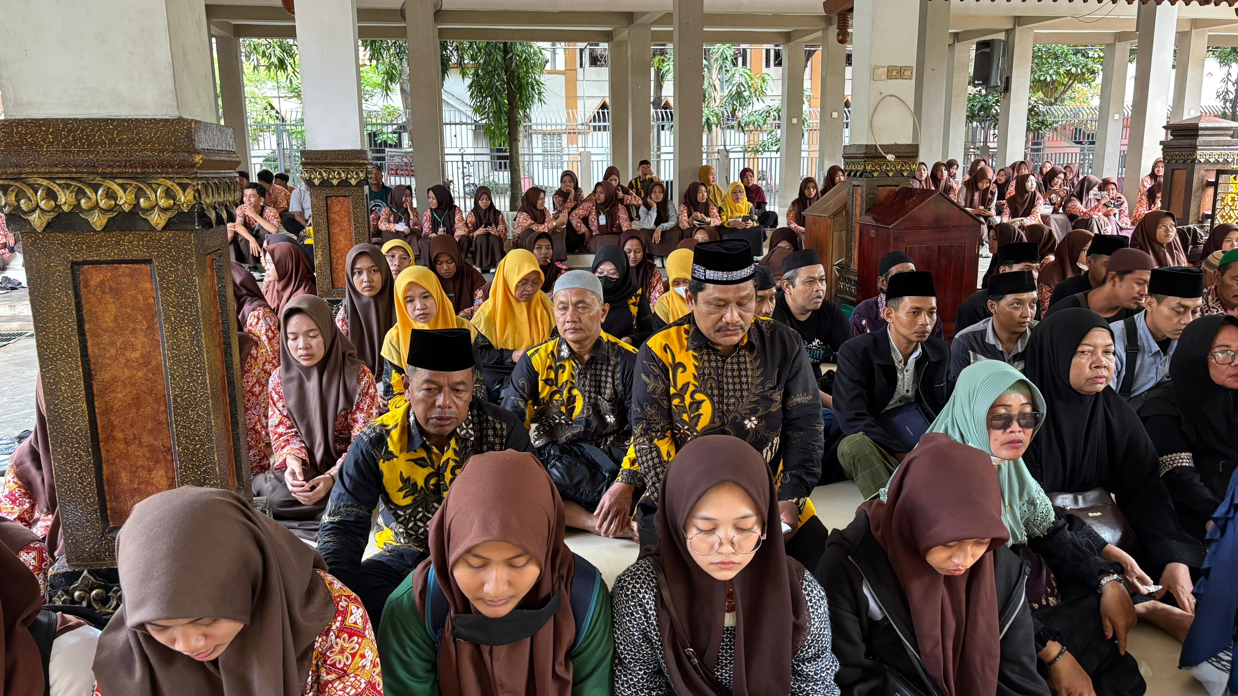 Siswa kelas XI MAN 3 Bantul yang sedang outing class menyempatkan berziarah ke kompleks permakaman Pesantren Tebuireng