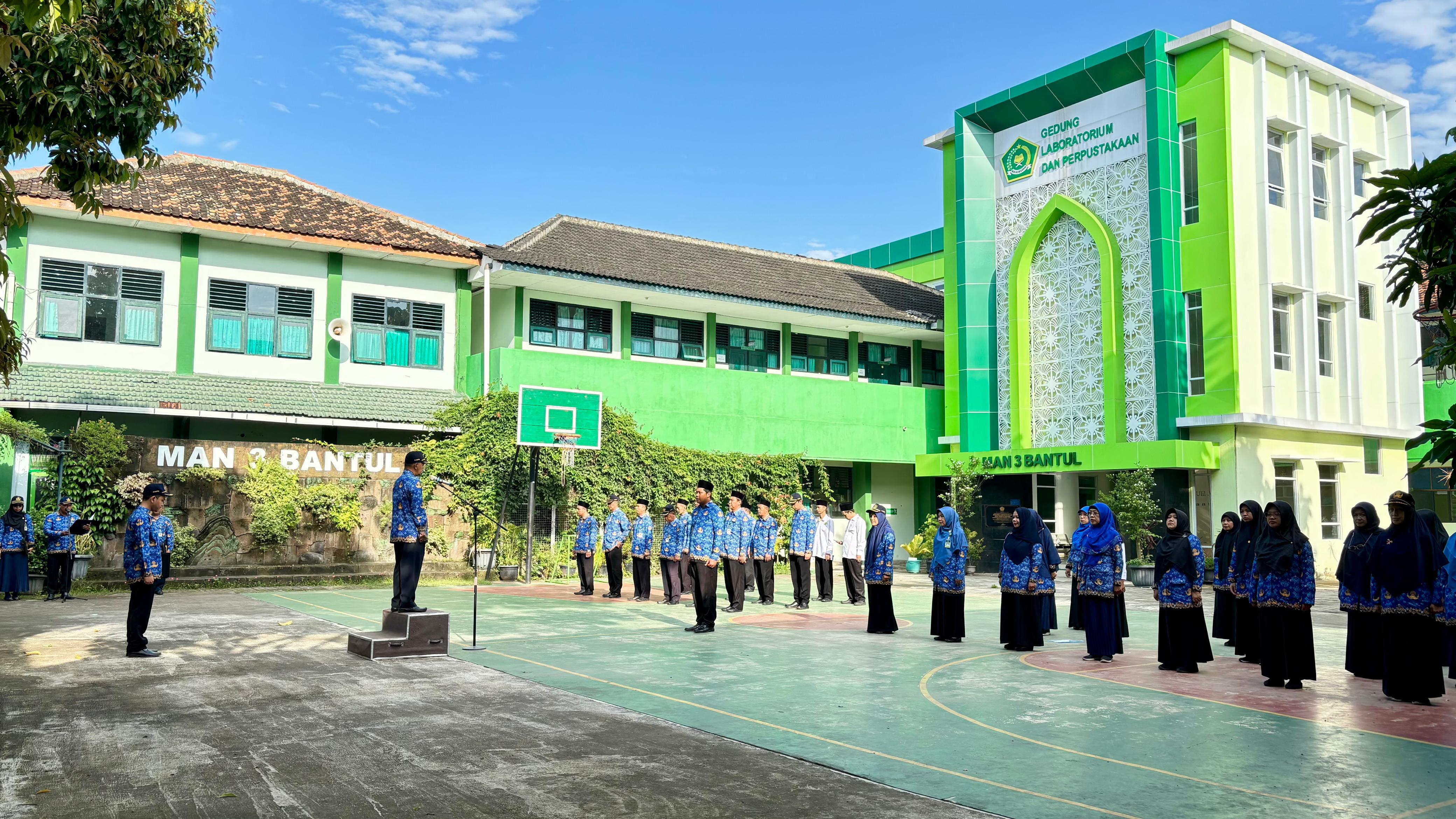 Guru dan tenaga kependidikan MAN 3 Bantul melaksanakan Upacara Hari Penegakan Kedaulatan Negara Tahun 2025