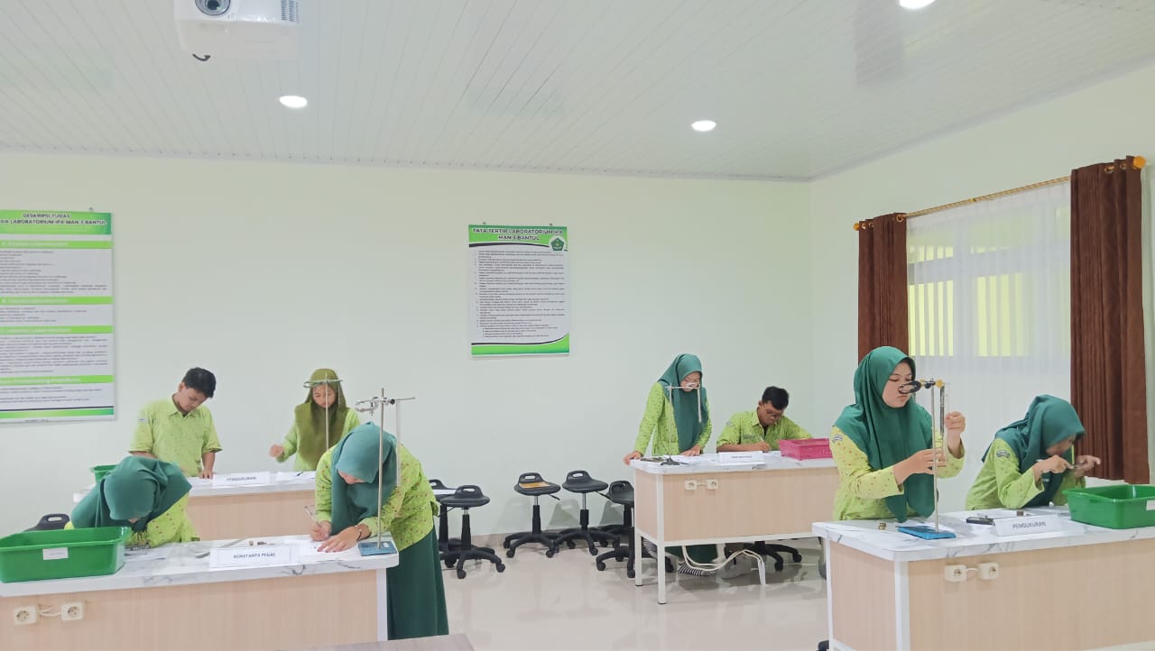 Siswa kelas XII B dan XII C MAN 3 Bantul ikuti ujian praktik fisika