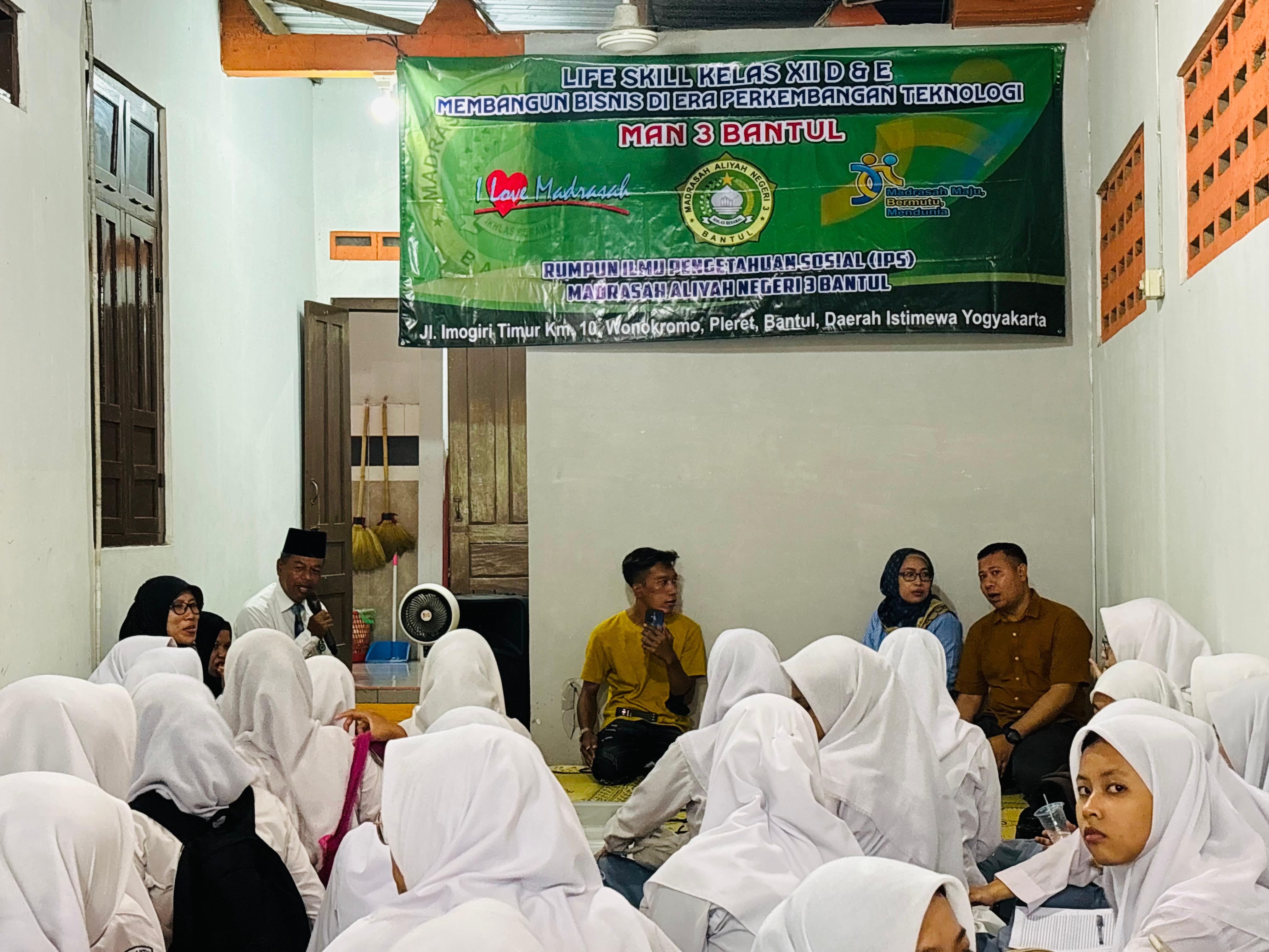 Life Skill Rumpun IPS (Kelas XII D dan XII E) di Gading Bolen