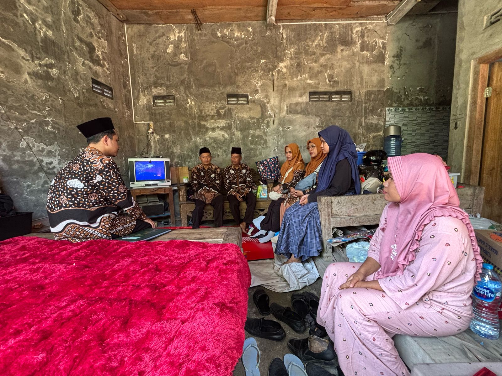 Silaturahmi dan pemberian tali asih kepada alumnus MAN 3 Bantul Feirisya yang menjadi korban kebakaran