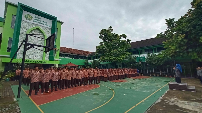 Pelepasan Guru Akidah Akhlak MAN 3 Bantul, Dra. Rusnani yang Memasuki Masa Purna Tugas
