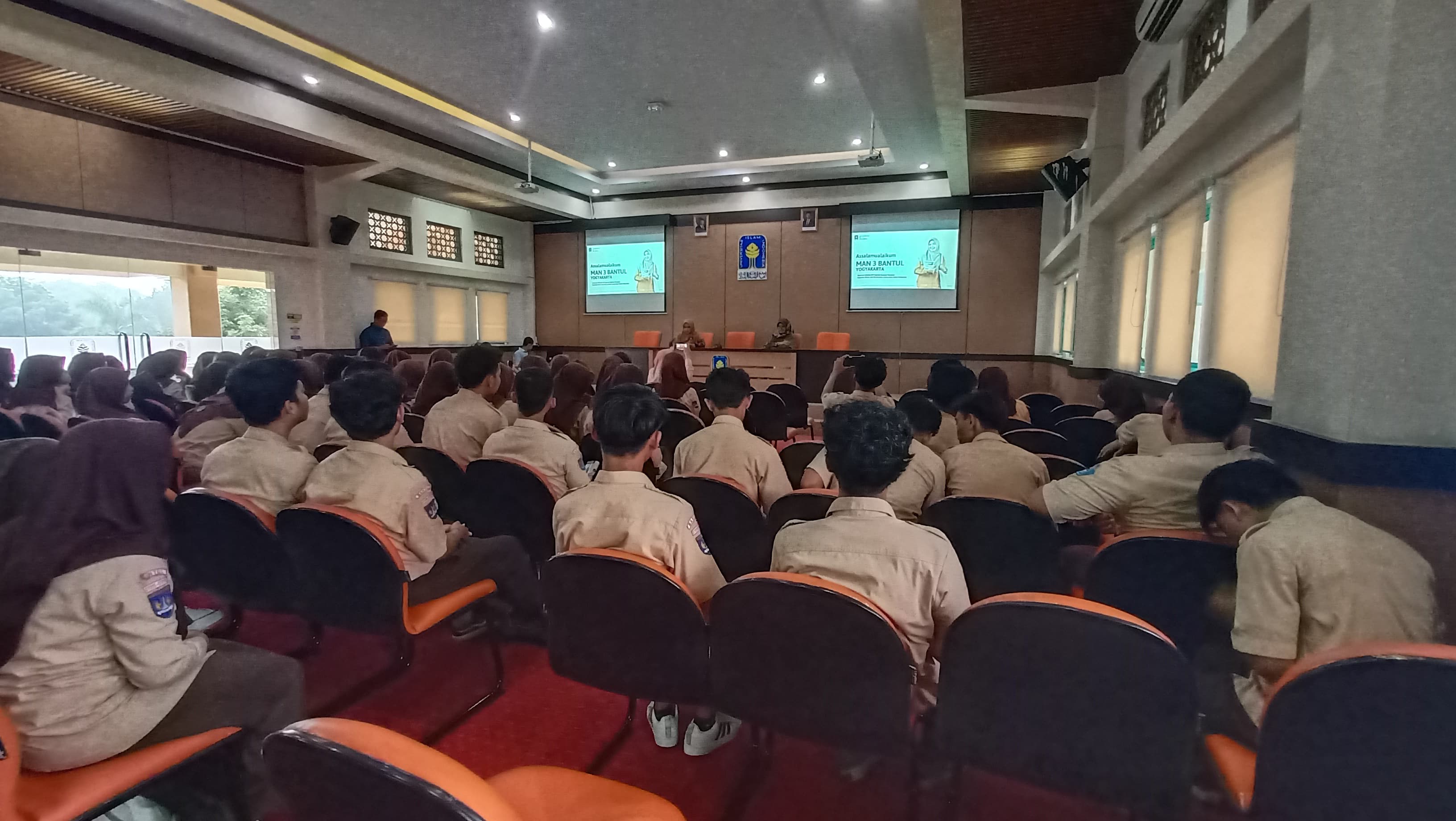 Rombongan studi kampus kelas XII MAN 3 Bantul antusias menyimak pemaparan pemateri dari Universitas Islam Indonesia