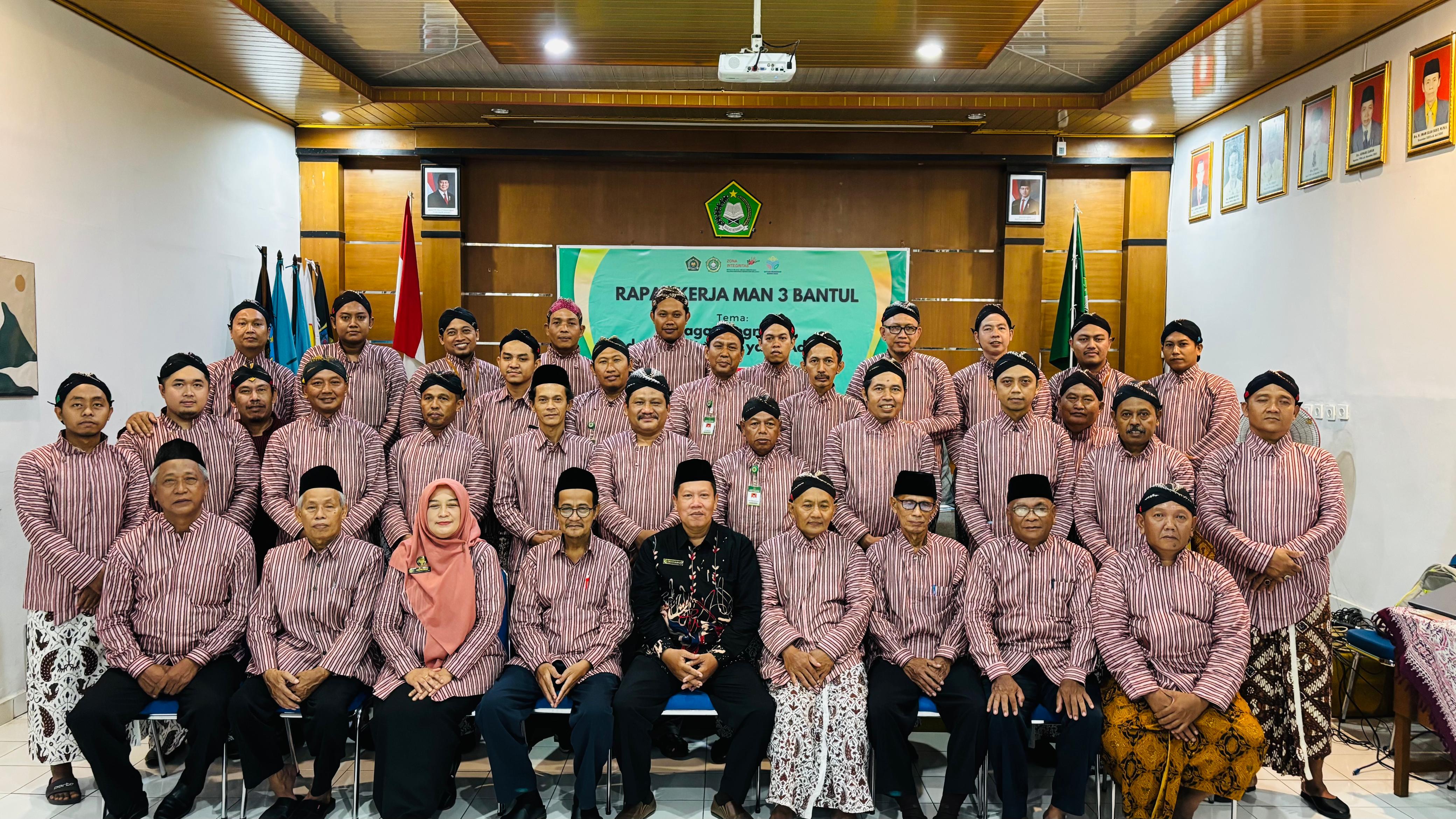 Guru, Tenaga Kependidikan, Komite, dan Pengawas MAN 3 Bantul (putra)