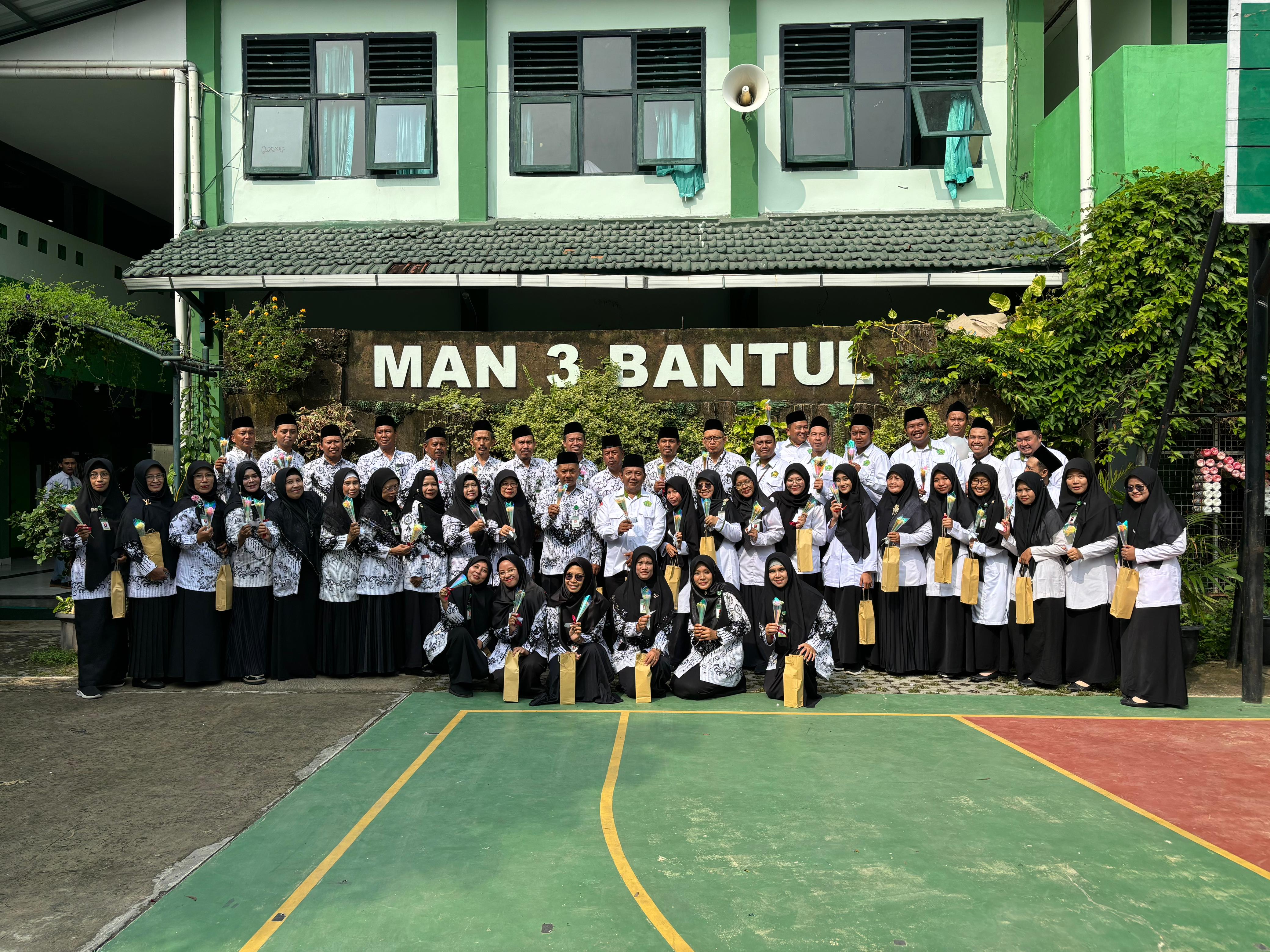 Guru dan Tenaga Kependidikan MAN 3 bantul pada Hari Guru Nasional 2024