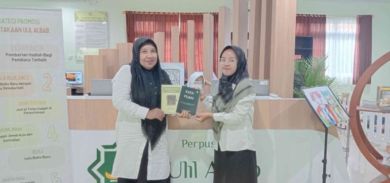 Guru Al-Qur'an Hadis MAN 3 Bantul, Aisyah Nur Amalia, S.Pd., M.A., menyerahkan dua karya buku solonya kepada Perpustakaan Ulil Albab MAN 3 Bantul