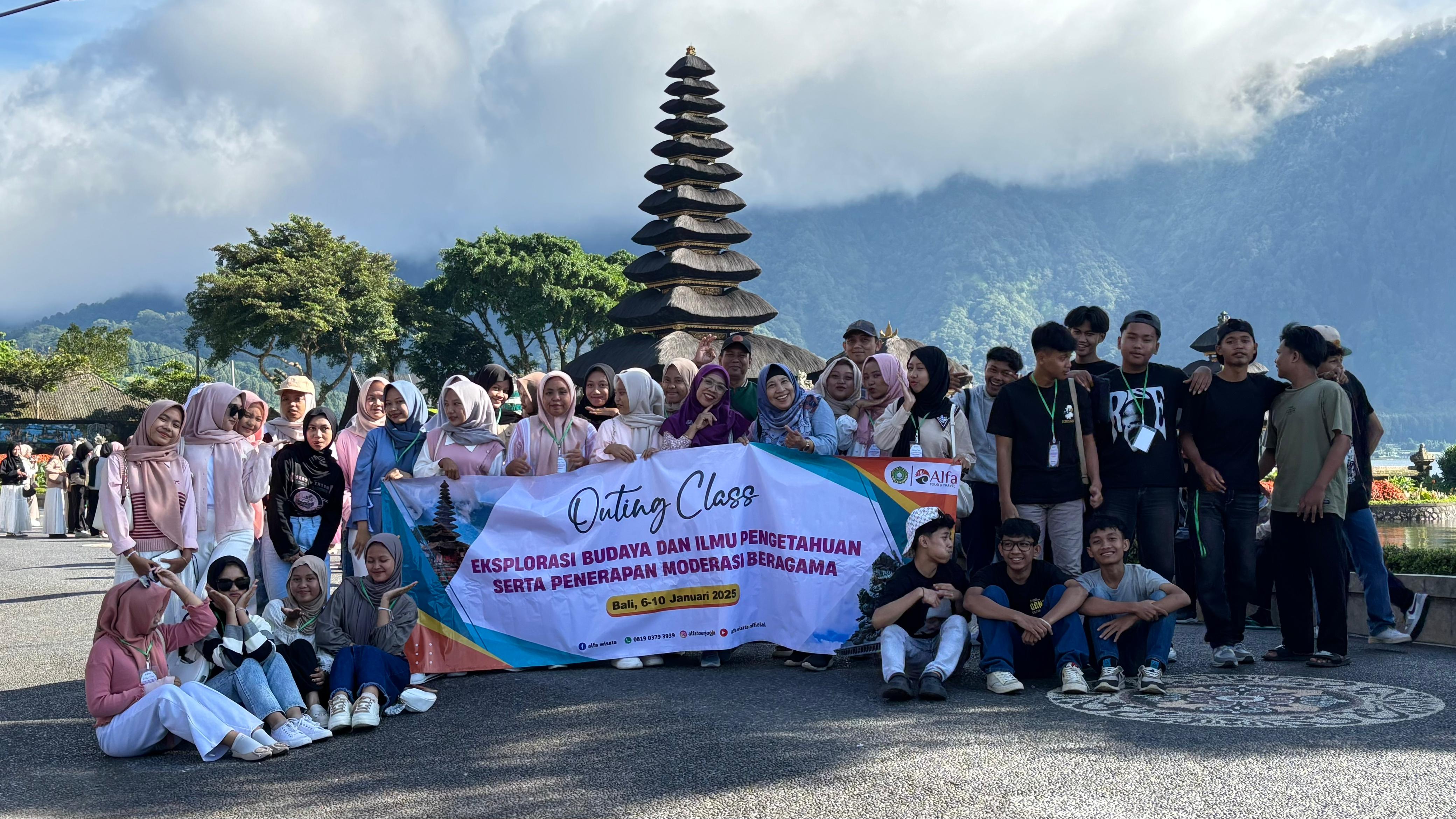 Outing class kelas XI MAN 3 Bantul bertadabur alam dan sosial di Pula Dewata