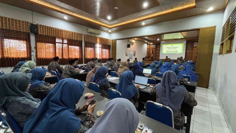 Rapat Dinas MAN 3 Bantul Berlangsung di Aula (Kamis, 2 Januari 2025)