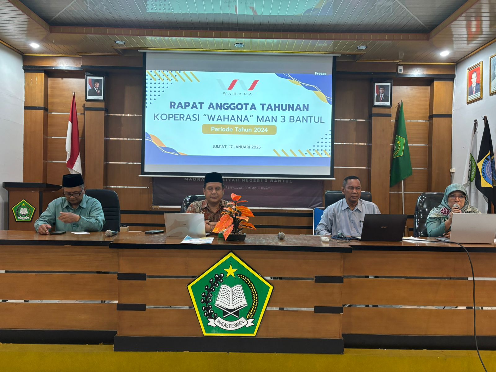 Rapat anggota tahunan Koperasi Wahana MAN 3 Bantul periode tahun 2024 bertempat di aula dilaksanakan pada Jumat, 17 Januari 2025