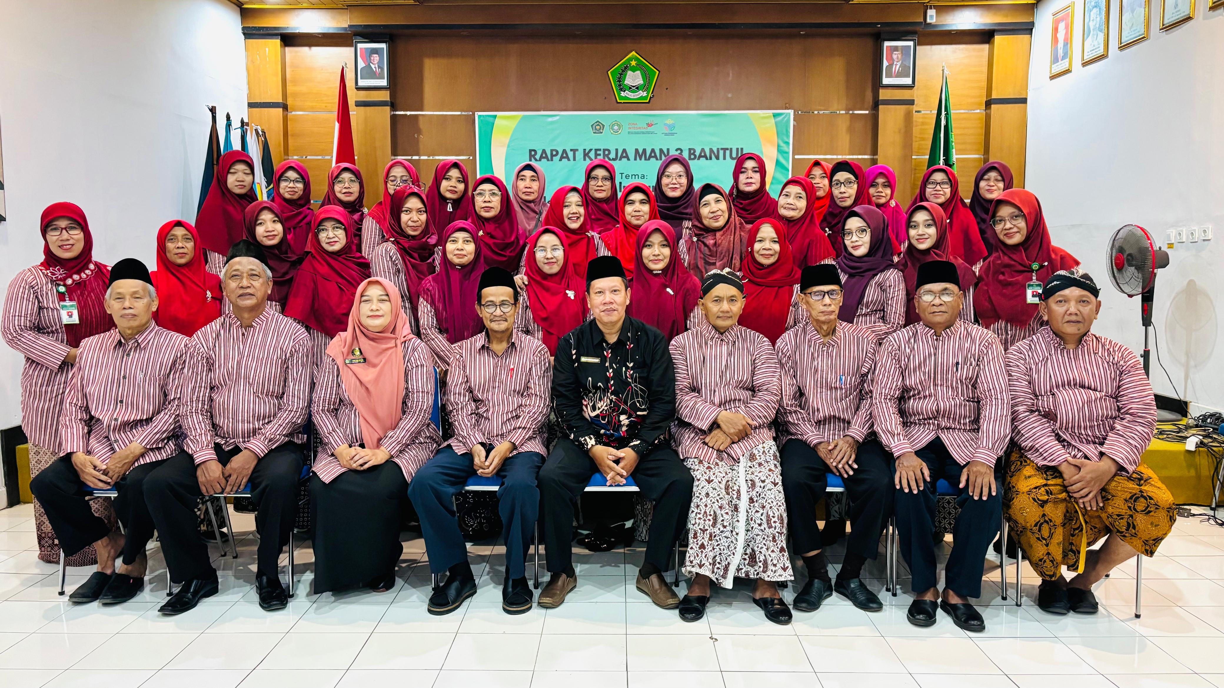 Guru, Tenaga Kependidikan, Komite, dan Pengawas MAN 3 Bantul (putri)