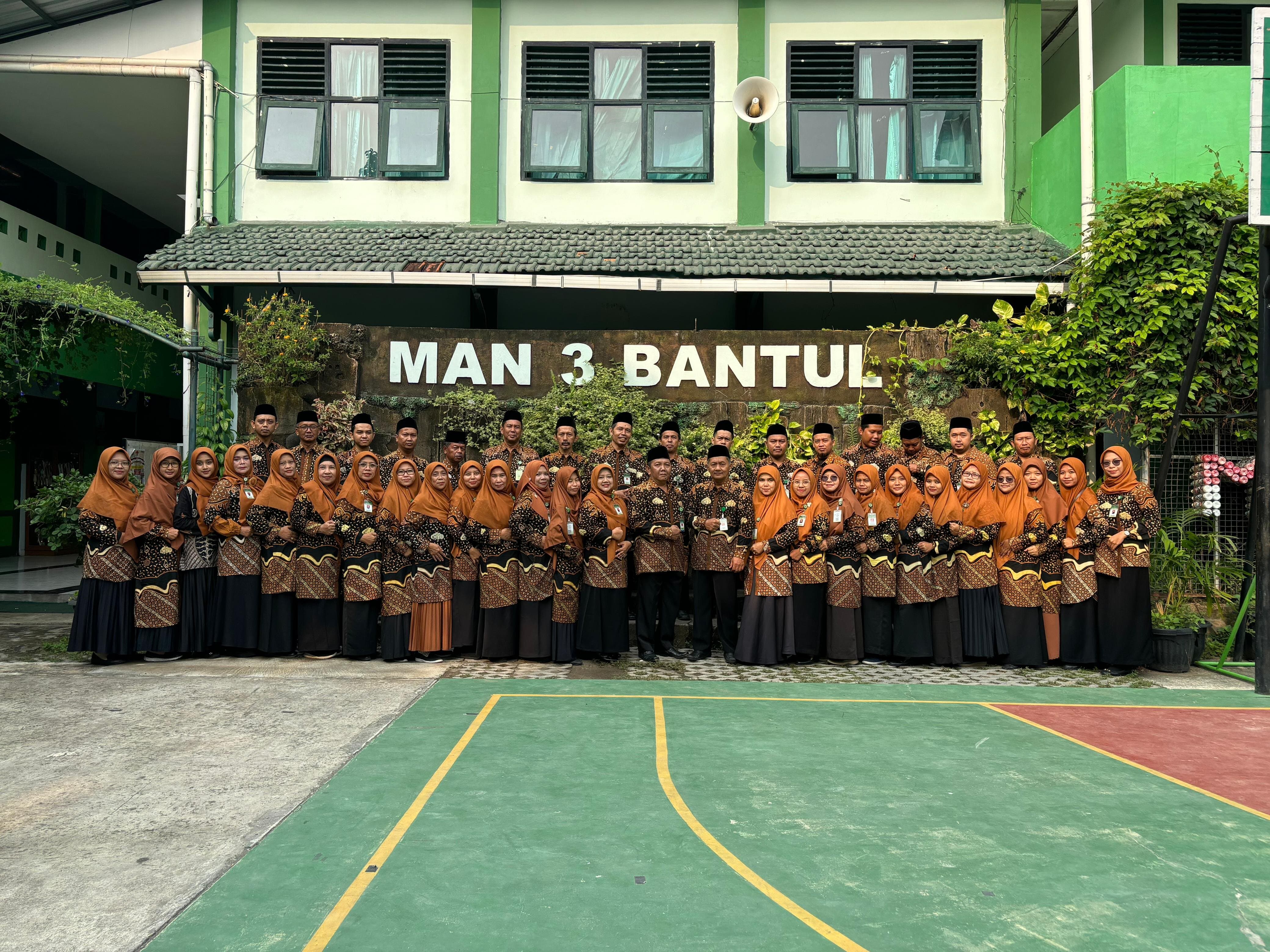Bapak dan Ibu Guru Tenaga Kependidikan MAN 3 Bantul
